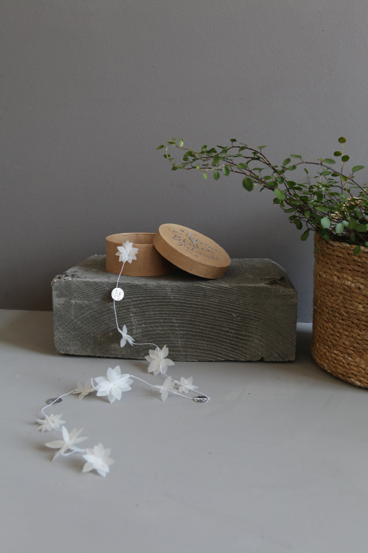 Kleine Girlande in der Dose. Blüten