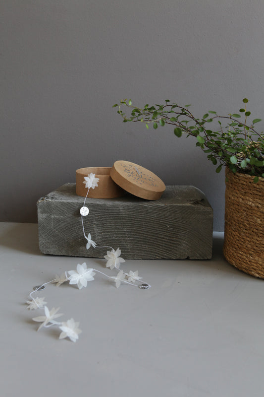 Kleine Girlande in der Dose. Blüten