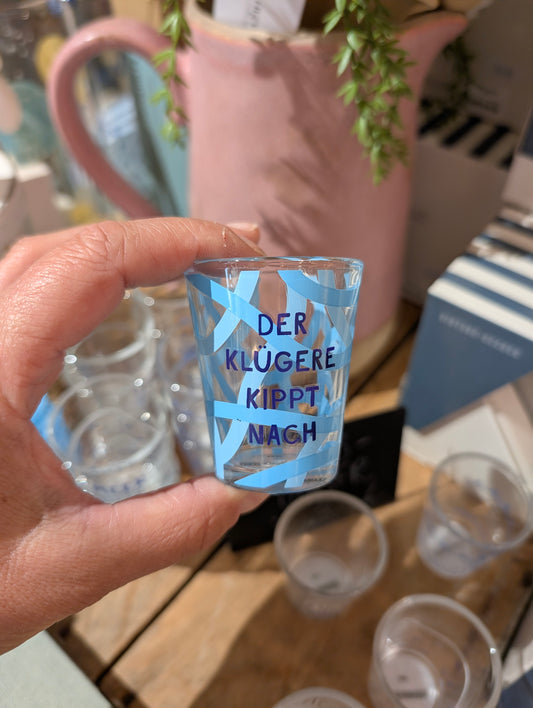 Schnapsglas. Der Klügere kippt nach