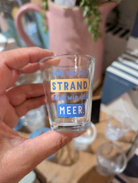 Schnapsglas. Voll wie der Strand..