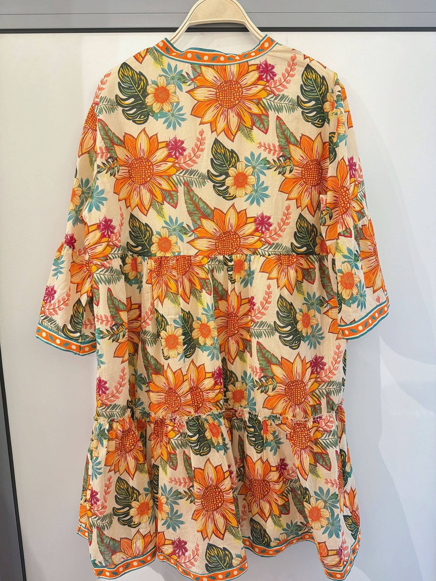 Kurzes Boho-Kleid aus bedruckter Baumwolle mit Sonnenblumenmuster: Orange