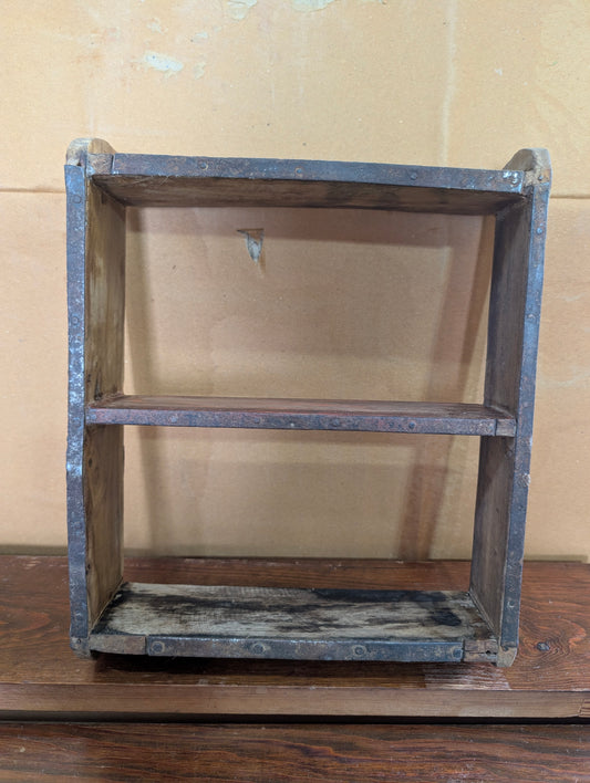 Regal aus recyceltem Holz