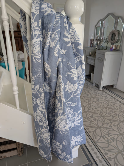 Decke / Tagesdecke / Quilt blau mit Blumenmuster 180x130cm