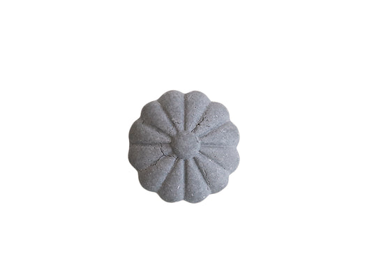 Möbelknopf matt klein Blume grau