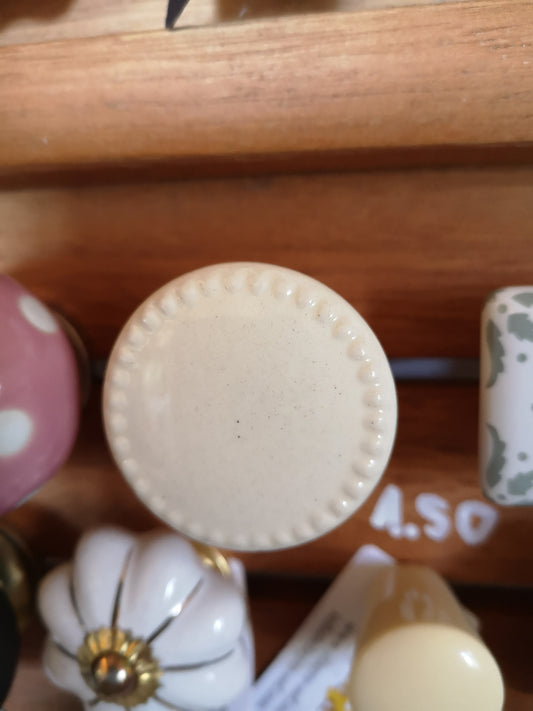 Möbelknopf rund creme mit Perlenkante