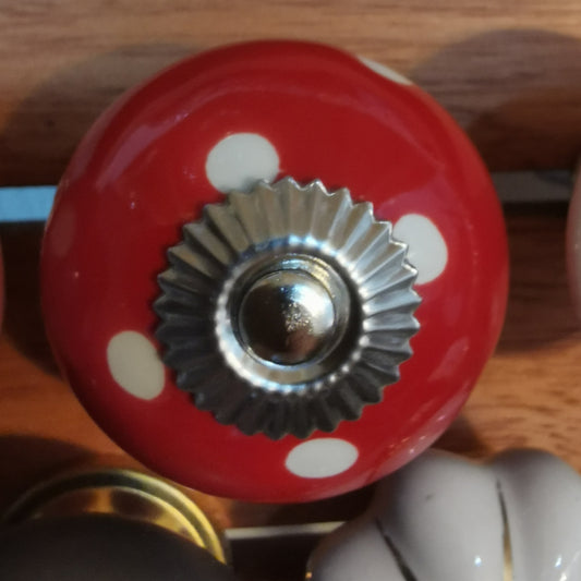 Möbelknopf mit Punkten rot